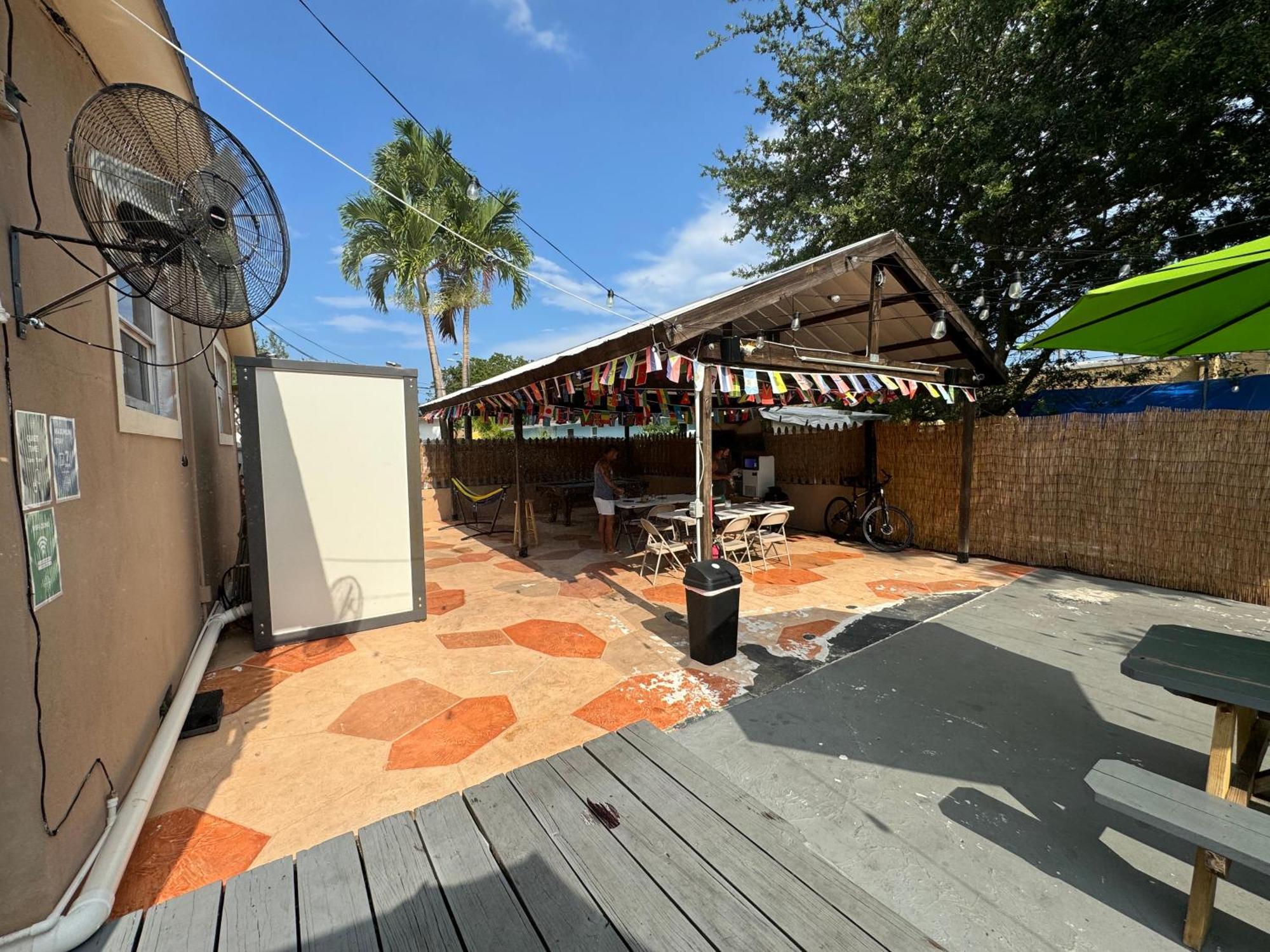 Wynwood Beds Hostel Miami Exterior photo